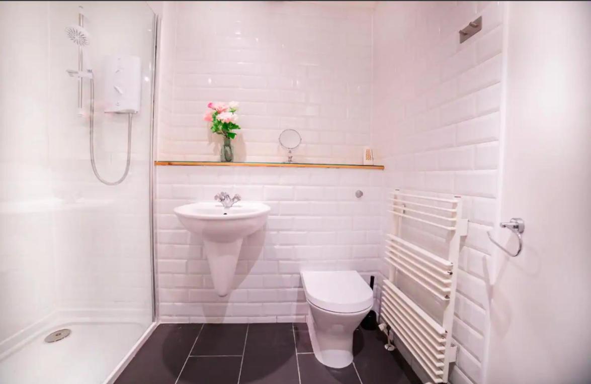 Renfield Apartment, Bright And Spacious Home グラスゴー エクステリア 写真