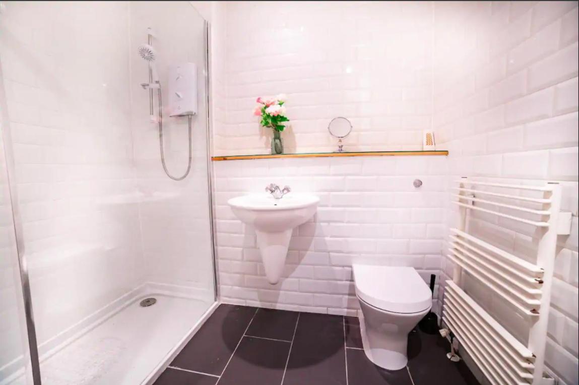 Renfield Apartment, Bright And Spacious Home グラスゴー エクステリア 写真